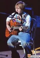 OKINAWA 0922 ・ 0929 ・ 0930 : Kanjani Eight / Akihiro Yasuda / Live photo / Whole body / Costume white gray / Guitar / Sitting / Left facing / Eh! Real? Surprising! TOUR 2007