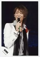 NEWS / Keiichiro Oyama / Live Photo / Upper Body / Costume White / Stole Black / Shirt Stripe Pattern / Right Hand Microphone / Official Official photo