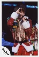 SeXyzone / Ken Nakajima Person / Live Photo / Above the Knee / Costume Red / White / Gold / Left Hand Microphone / Right Hand Front Face / Smile / Official Official photo