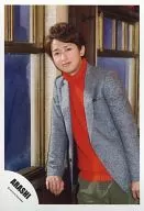 岚/大野智/膝上・服装灰色・橙色・绿色・高领・窗边/官方生写真