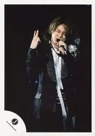 Kis-My-Ft2 / Taisuke Fujigaya / Live Photo / Above Knee / Costume Black / White / Right Hand Piece / Left Hand Mike Wink / Official Official photo