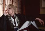 Shogo Suzuki (Senkei KAZAMA) / Yokogata (horizontal type) / Whole-body type / Costume black / white / Right hand face / Shoji / Character Actor Shot / Musical 「 Hakuoki 」 Senkei Kazama Trading Bromide