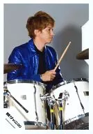 Kanjani Eight / Tadayoshi Okura / Bust up / Costume blue / Drum / Right facing / Background grey / Official Official photo