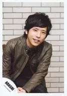 Arashi / Kazuya Ninomiya / Above-the-knee ・ Costume Brown ・ Grey ・ Both Hands Layered ・ Camera Eye View ・ Face Tilt / Official Official photo