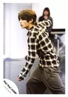 Hey!Say!JUMP/山田涼介/膝上・右舉・左手下・服裝黑白格子・左向・背景室內/正式生寫真