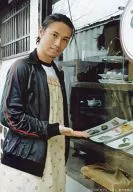 Takumi Saitoh / Upper Body / Costume Black / Aprons Yellow / Right Hand / [Cafe Soul] Production Committee / Official Official photo