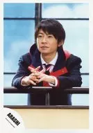 Arashi / Masaki Aiba / Bust-up / Costume black / Red / Two handed Handrails / Handrail / Eye-point left / Background window / Official Official photo