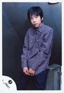 Arashi / Kazuya Ninomiya / Above-the-knee / Plaid Shirt Blue / Double Layered / Eye View Right / Background Concrete / Official Official photo