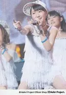 モーニング娘。/工藤遥/ライブフォト・膝上・衣装白・右手前出し・人差し指・左手マイク・グローブ白・両手ブレスレット・帽子白/公式生写真