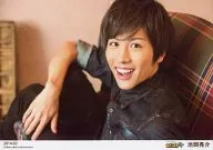 D2 / Ryosuke Ikeoka / Horizontal / Camisa de mezclilla / Pie derecho / Patrón de verificación / Fondo rosa / 2014.02 / Official photo oficial