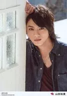 D2 / Yuki Yamada / Upper Body / Clothes Blue / Red / Necklace / Right Hand Head / Background White / "2013.05" / Official Official photo