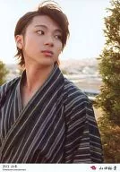 D2 / Yuki Yamada / Parte superior del cuerpo / Cara lateral / Azul de vestuario / Yukata / Ciudad de fondo / "2013 Yukata" / Official photo oficial