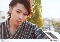 D2 / Yuki Yamada / Horizontal / Busto hacia arriba / Azul de vestuario / Yukata / Ciudad de fondo / "2013 Yukata" / Official photo oficial