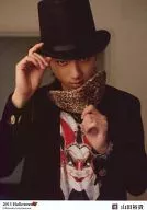 D2/山田裕貴/上半身・衣装黒・右手帽子・左手仮面・帽子黒・背景茶色・「2013 Halloween」/公式生写真