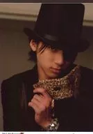 D2/山田裕貴/上半身・衣装黒・左手仮面・帽子黒・背景茶色・「2013 Halloween」/公式生写真