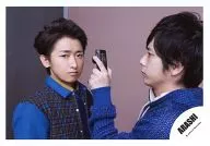 Arashi / Satoshi Ohno / Kazuya Ninomiya / Horizontal / Bust up / Costume blue / Ninomiya left hand camera / Facing / Official Official photo