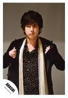 嵐/二宮和也/上半身・衣装黒・水玉柄・両手服・ストール・目線左/公式生写真