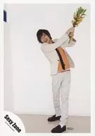 SeXyzone / Ken Nakajima / Whole body ・ Costume ・ White ・ Orange ・ Flowers in both hands ・ Raised both hands / Official Official photo