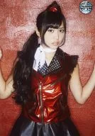 PASSPO☆/根岸愛/膝上・背景紅・雙手舉高・有"妄想的夏威夷"服裝・LOGO"PASSPO☆｣/演唱會會場限定銷售官方生寫真