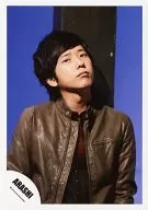 Arashi / Kazuya Ninomiya / Upper Body, Slanted Neck, Costume Brown, Background Blue / Official Official photo