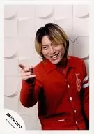 Kanjani Eight / Shodai Yasuda / Upper Body / Costume Red / Background White / Right Hand Index Finger Standing / Official Official photo