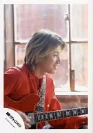 Kanjani Eight / Shodai Yasuda / Bust up / Costume red / Guitar / Facing right / Official Official photo