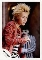 Kanjani Eight / Shodai Yasuda / Bust-up / Check Pattern Costume Red / Striped Costume Black / Black-and-white / Right Facing / Right Lifting / Official Official photo