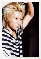 Kanjani Eight / Shodai Yasuda / Bust up / Striped pattern costume black and white / Right facing / Both hands lifted / Background black / Official Official photo