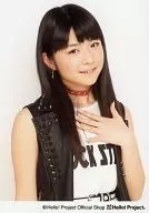 Juice=Juice/金澤朋子/上半身・衣装黒・白・左手パー・右向き・背景白/公式生写真