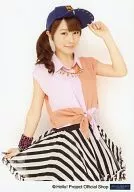 モーニング娘。/石田亜佑美/膝上・衣装ピンク・オレンジ・白・黒・右手スカート・左手帽子・背景白・ロゴ入り「HELLO! PROJECT SINCE1998」/公式生写真