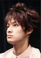 高崎翔太(羽田野收)/现场照片·脸部照片·服装白色·红色·向左·视线上方·背景黑色·角色拍摄/abc～赤坂男孩Cabaret～