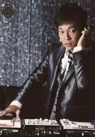 音尾琢真/上半身・衣装黒・白・左手耳/「ThankCUE FANMEETING 2011」公式生写真