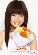 Berryz Kobo / Yurina Kumai / Bust Up / Costume White / Both Hands Flower Bouquet / Flower Orange / Yellow / Right Side / Teeth Showing / Background White / Shop Original