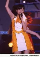 Berryz Kobo / Yurina Kumai / Live Photo / Kneecap / Costume Yellow White / Left Hand Microphone / Right Hand Raised / Back Member / Official Official photo