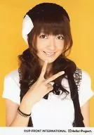 Berryz Kobo / Yurina Kumai / Upper body / Costume black and white / Ribbon / Hat / Right hand piece / Background yellow / Official Official photo