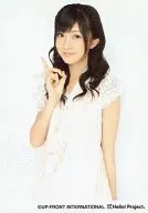 Berryz Kobo / Yurina Kumai / Upper Body / Costume White Pink / fingers of the right hand Holder / Background White / Official Official photo