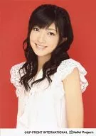 Berryz Kobo / Yurina Kumai / Bust up, Costume white pink, Background red / Official Official photo