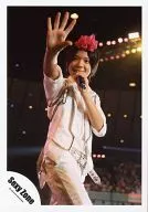 SeXyzone / Satoshi Matsushima / Live photo, above the knees, costume white, pink, right hand par, left hand microphone, audience behind / Official Official photo