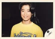 ジャニーズJr./横型・バストアップ・衣装黄色・歯見せ・背景黒/公式生写真