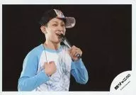 Kanjani Eight / You Yokoyama / Live Photo, Horizontal, Upper Body, Costume white, light blue, Cap, Left Hand Microphone, Background Black, Right Hand Chest / Official Official photo