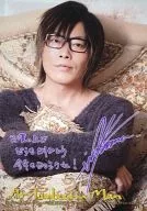 谷山紀章/衣装茶色・両手組み・印刷サイン、メッセージ入り/「谷山紀章のMr.Tambourine Man～丼鉢勘定～」