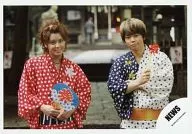 NEWS / Yuya Tegoshi / Takahisa Masuda / Horizontal / Upper body / Tegoshi Yukatas Red. Right-hand fan / Star Pattern / Masuda Yukatas Blue / White / Official Official photo