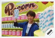 Arashi / Masaki Aiba / Horizontal ・ Bust up ・ Costume Blue ・ Right Hand Popcorn / Official Official photo