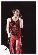 Arashi / Matsujun / Live Photo / Knee-Top / Tank Top Red / Black / Striped Pattern / Left Hand Microphone / Background Black / Official Official photo