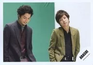 Arashi / Matsujun / Kazuya Ninomiya / Horizontal / Upper body / Matsumoto costume Murasaki / Below eyes / Ninomiya costume Green / Below left eyes / Background green / White / Official Official photo