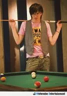 D-BOYS/城田优/膝上・服装粉色・灰色・牛仔裤・两手提示・带有台球标志的"Watanabe Entertainment"/官方生写真