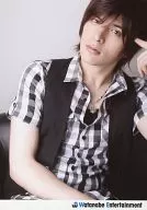 D-BOYS/城田優/上半身衣服黑白色格子圖案坐著左手頭logo"Watanabe Entertainment"/官方生寫真