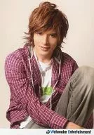 D-BOYS/城田优/膝上・服装红・白・格纹・牛仔裤・坐・有logo的"Watanabe Entertainment"/官方生写真