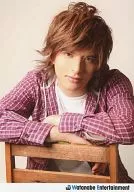 D-BOYS/城田優/上半身・衣装赤・白・チェック柄・座り・椅子・ロゴ入り｢Watanabe Entertainment｣/公式生写真