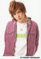 D-BOYS/城田优/上半身衣服红、白、格子图案、项链、双手后、脖子倾斜、带有logo的"Watanabe Entertainment"/官方生写真